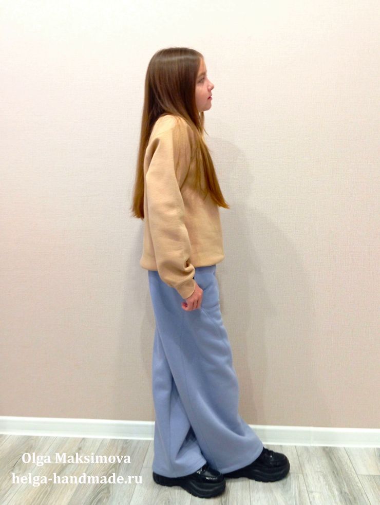 Трикотажные брюки с карманами с подрезным бочком