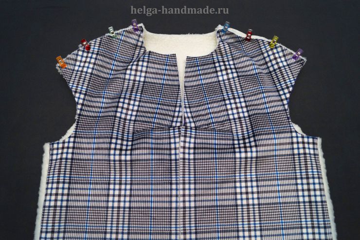 Стачиваем плечевые срезы