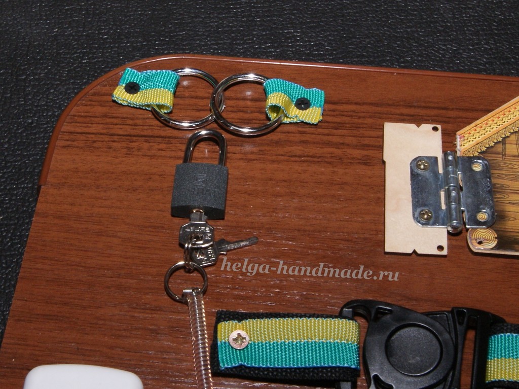 Развивающая доска с замочками для малышей своими руками