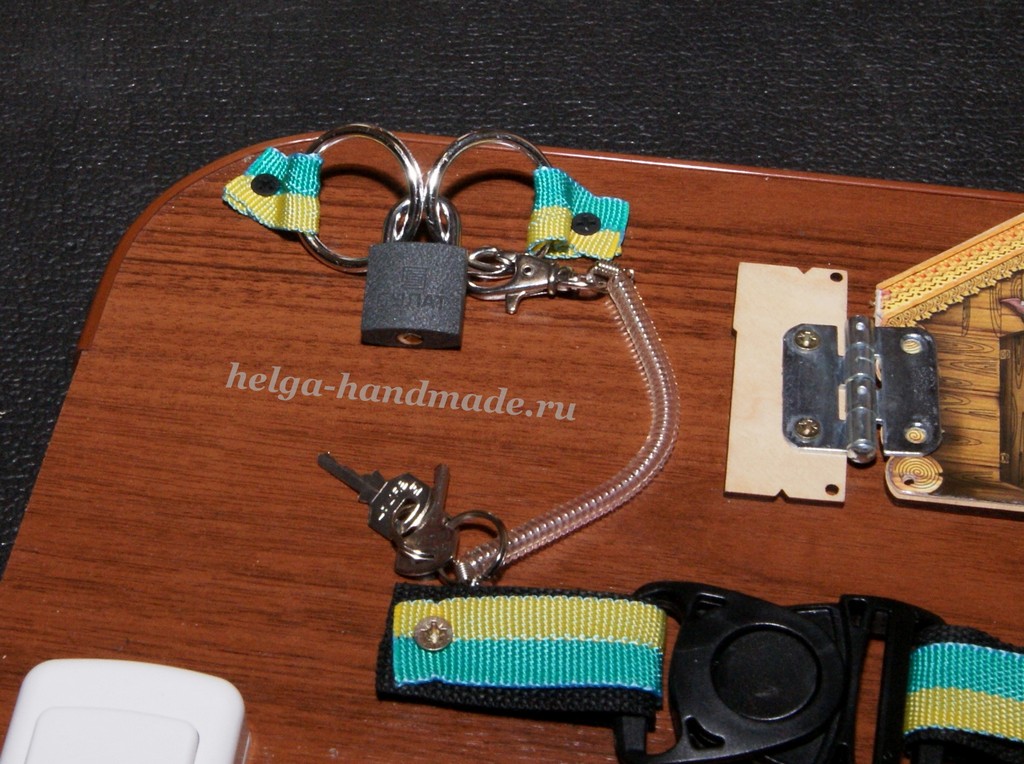 Развивающая доска с замочками для малышей своими руками