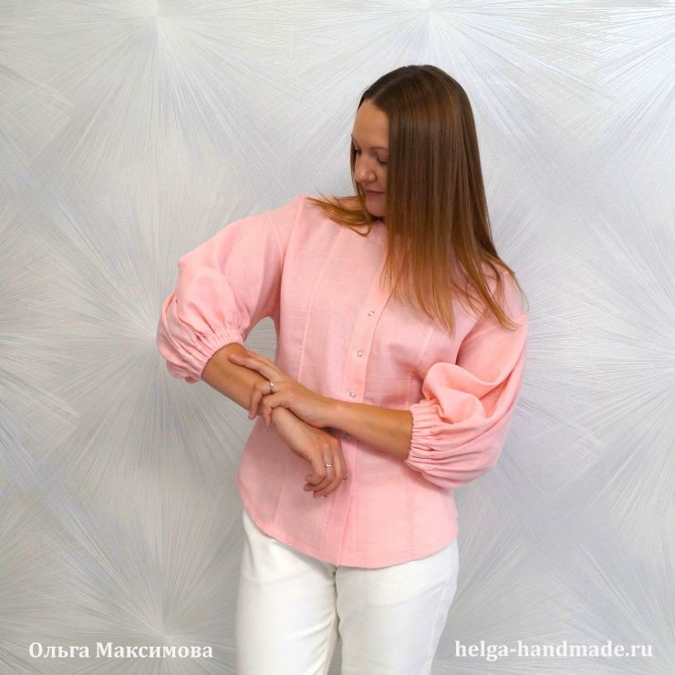 Блузка со спущенным плечом и объемными рукавами со сборкой на резинке