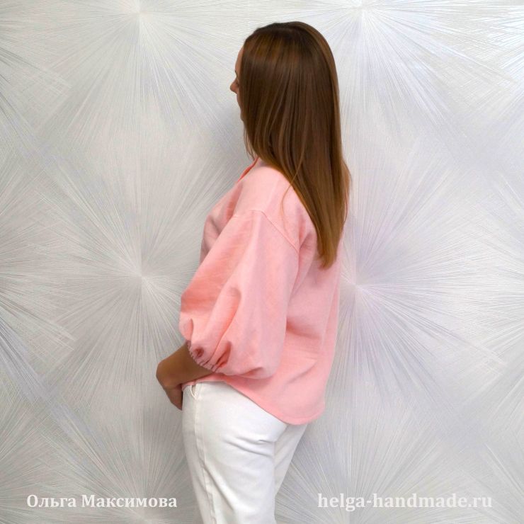 Красивая блузка со спущенным плечом и объемными рукавами