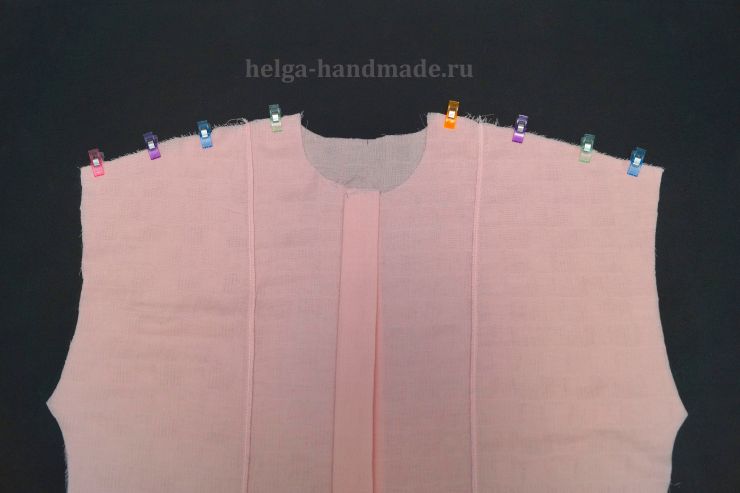 Стачиваем плечевые швы