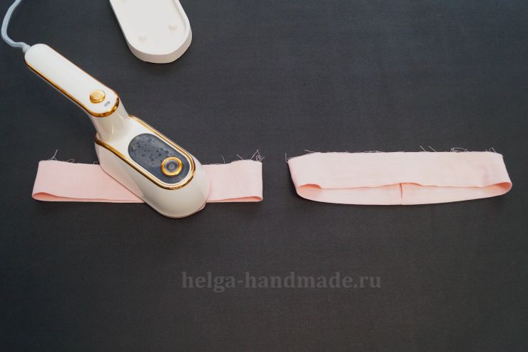 Сгибаем манжеты и приутюживаем