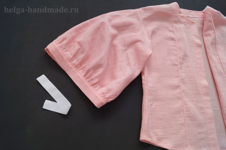 Вставляем резинку в манжету рукава